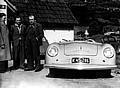 Ferry Porsche (Mitte), sein Vater Ferdinand Porsche (rechts) und Erwin Komenda (links) 1948 vor dem 356 Nr. 1 in Gmünd